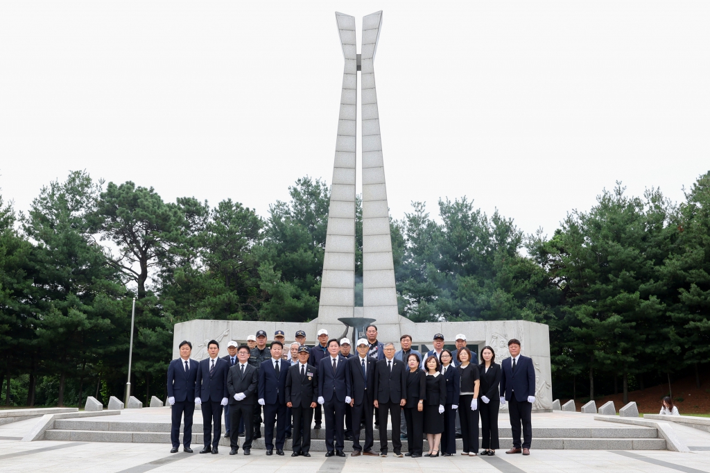 10대의원현충탑참배_(4).JPG 이미지