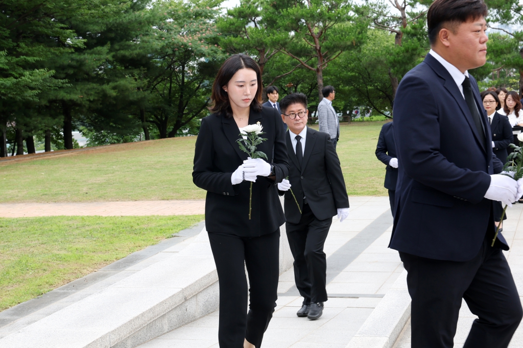 제10대오산시의회의원현충탑참배_(3).JPG 이미지