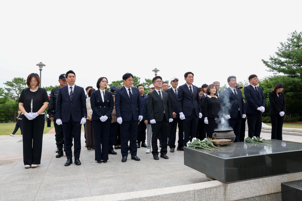 제10대오산시의회의원현충탑참배_(8).JPG 이미지