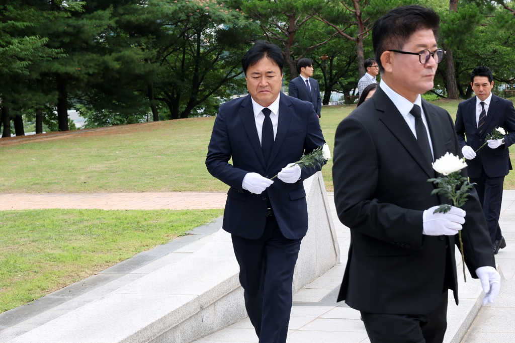 제10대오산시의회의원현충탑참배_(5).JPG 이미지