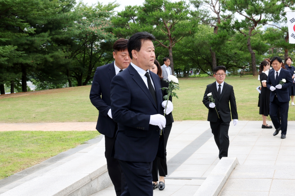 제10대 오산시의회 의원 현충탑 참배