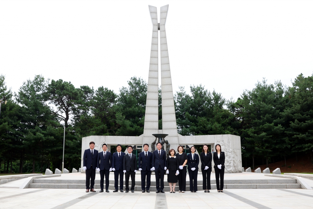 제10대오산시의회의원현충탑참배_(11).JPG 이미지