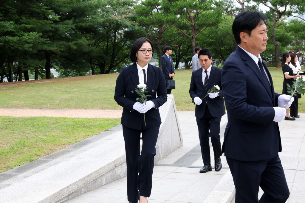 제10대오산시의회의원현충탑참배_(6).JPG 이미지