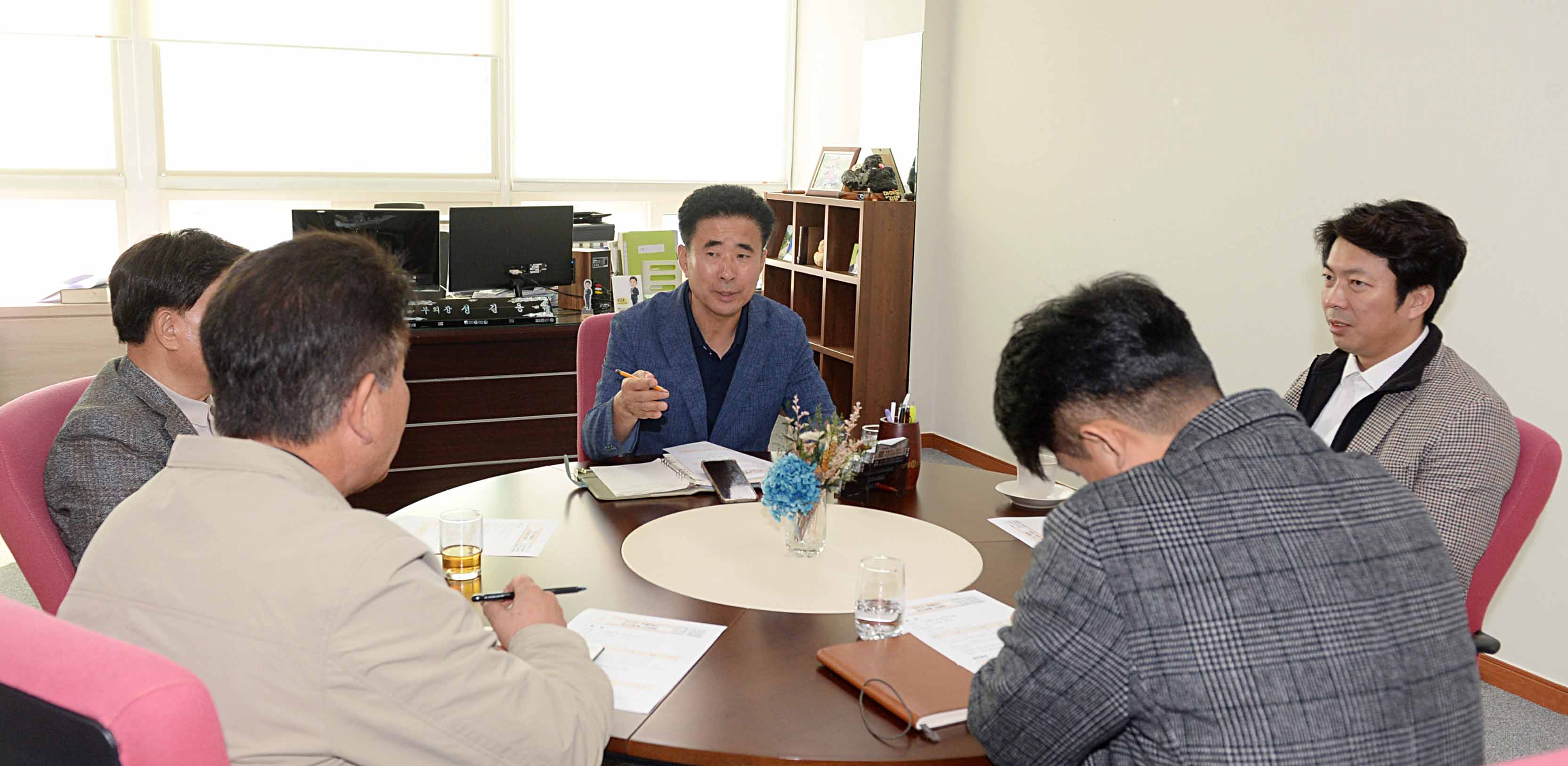 251029_성길용_부의장_마을버스_운수업체_대표들과_간담회_(1).jpg 이미지